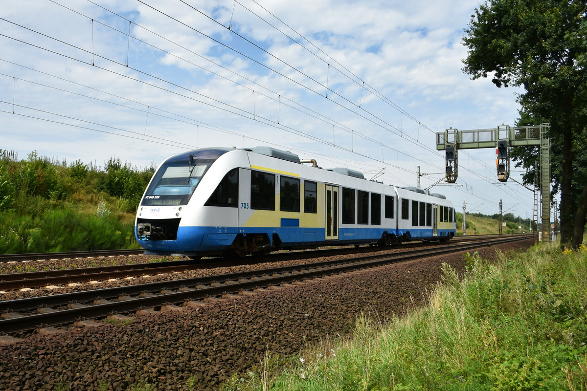 VT648 299 der NordWestBahn (NWB) in Bardowick, bei einer Überführung. 08.08.2017