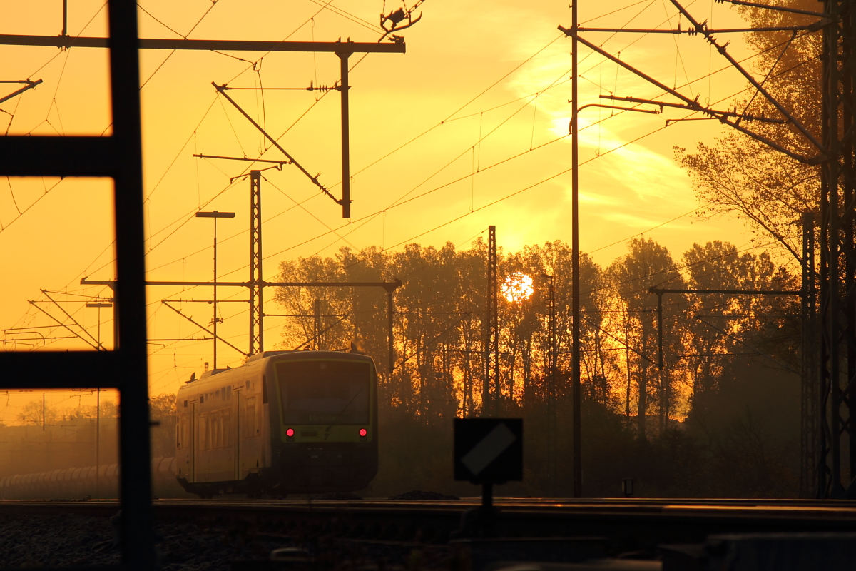 VT650.706 Agilis während des Sonnenaufgangs in Hochstadt/ Marktzeuln am 01.11.2015.