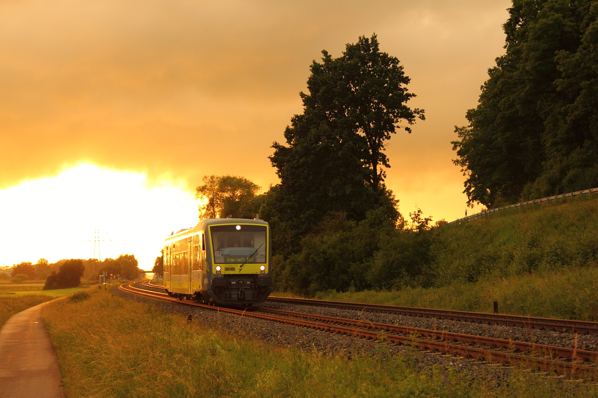 VT650.712 Agilis während des Sonnenuntergangs bei Burgkunstadt am 13.06.2016.