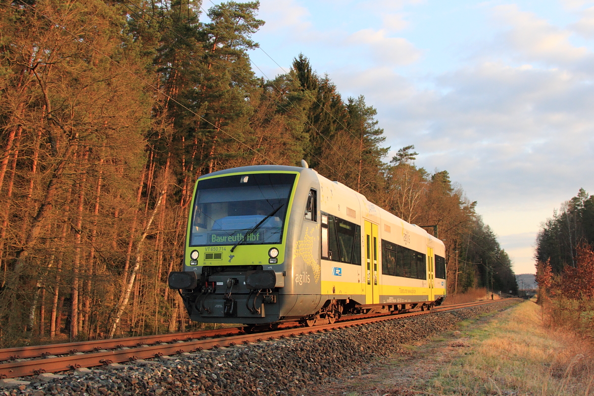 VT650.714 Agilis bei Ebersdorf b. Coburg am 09.04.2016. 