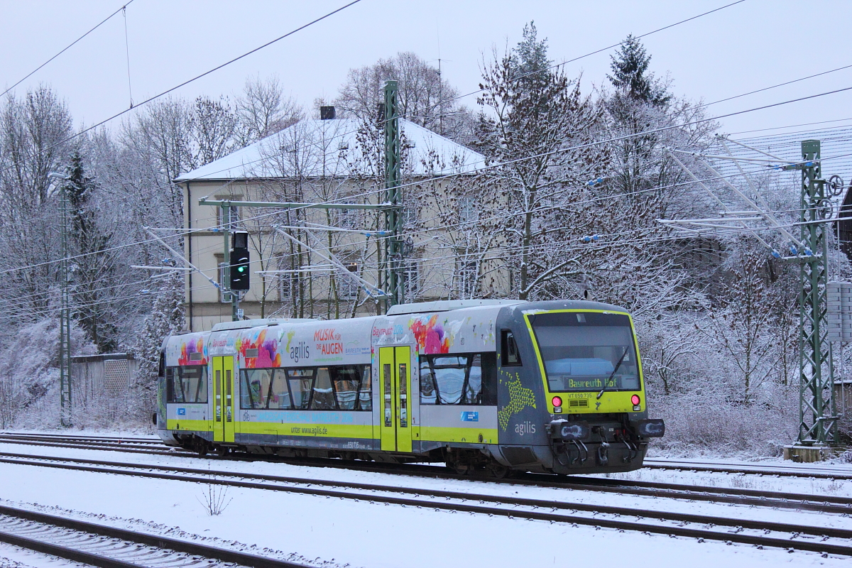VT650.735 Agilis mit Werbung für die Landesgartenschau 2016 in Bayreuth verlässt Hochstadt/ Marktzeuln am 03.01.2016.