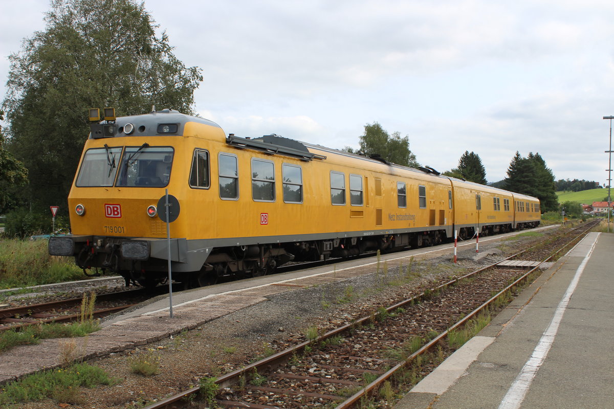 VT719 001 als Messzug am 8.9.2017 in Peiting Ost.
Der Zug wartete hier auf die verspätete BRB um anschließend seine Fahrt nach Grafing fortzusetzten.

