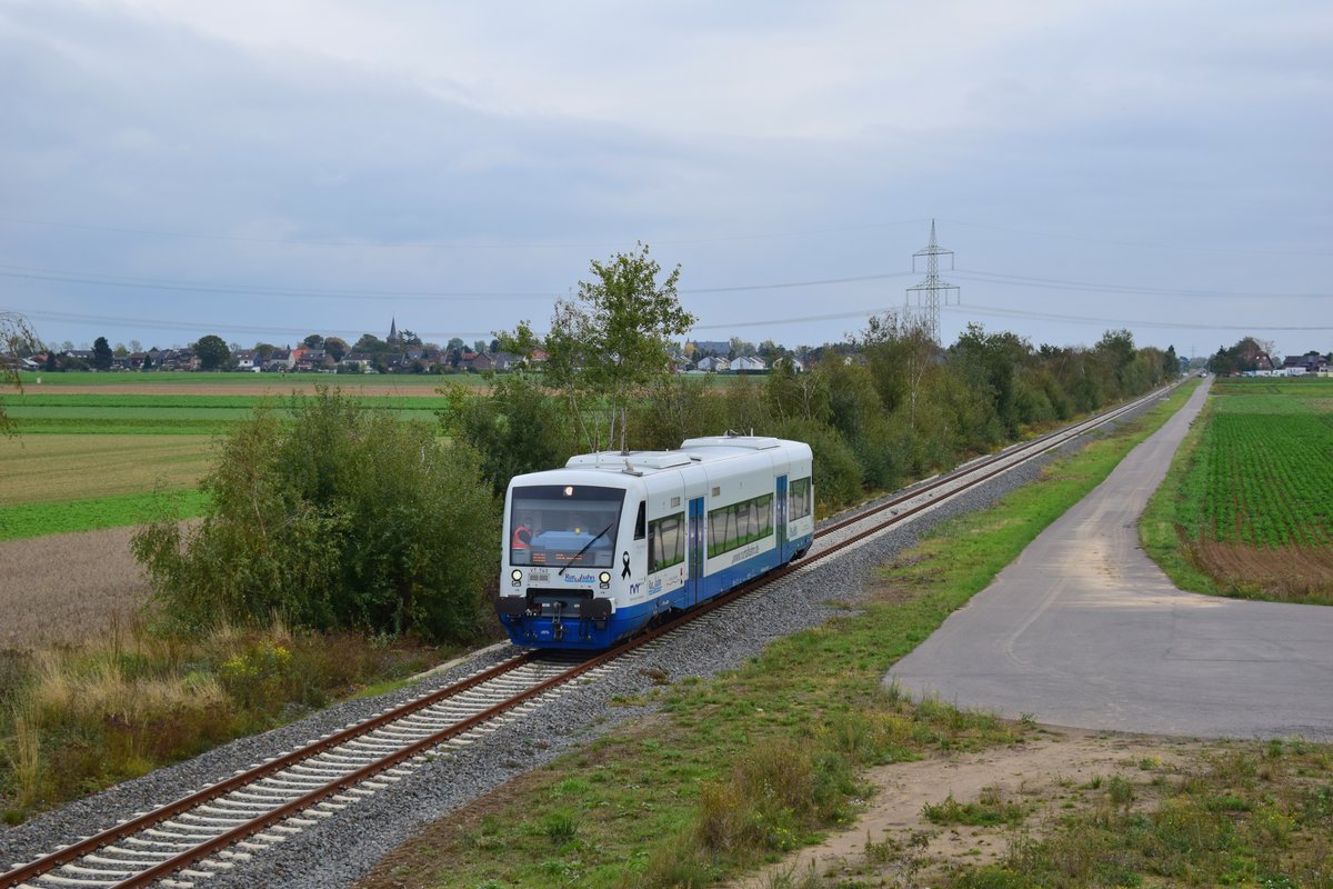 VT740 war am 16.10.20 als RB28 auf der Bördebahn unterwegs. Kurz hinter Binsfeld unterquert er sogleich die B56 auf seinen Weg nach Düren.

Binsfeld 16.10.2020