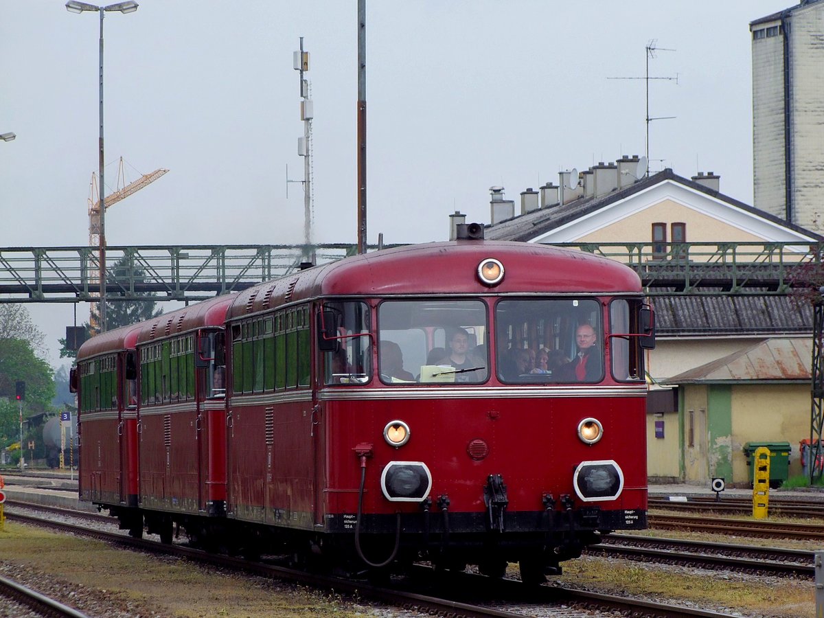 VT798 (776-0+706-7+VS998-840-2)der PEF, durchfahren anlässlich einer Sonderzugfahrt den Bhf. Ried i.I.;100501