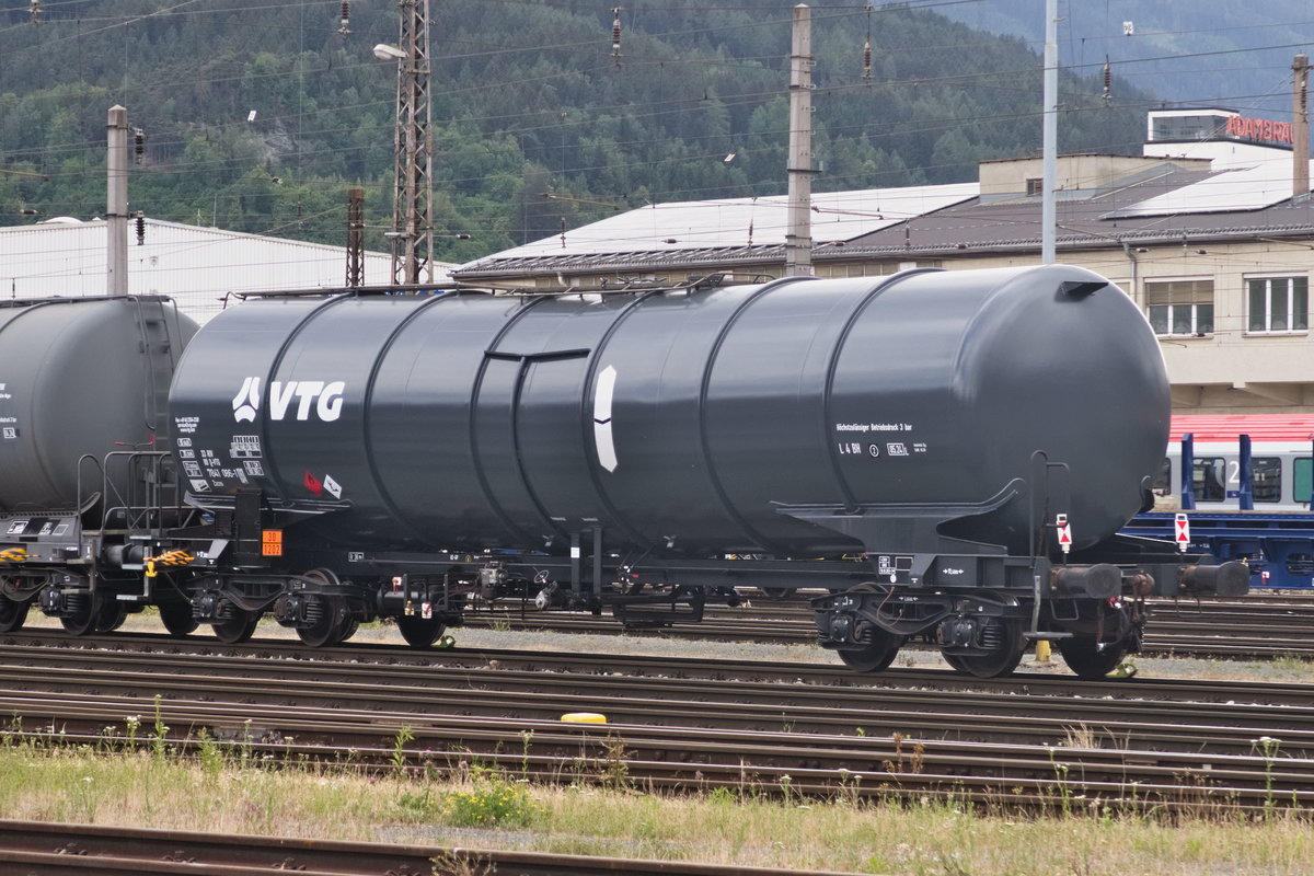VTG-Kesselwagen der Gattungs Zacns 7841 086-1 ist am Frachtenbhf. Innsbruck abgestellt. Aufgenommen 3.6.2020 von einer öffentlich zugänglichen Zufahrtsstraße aus.