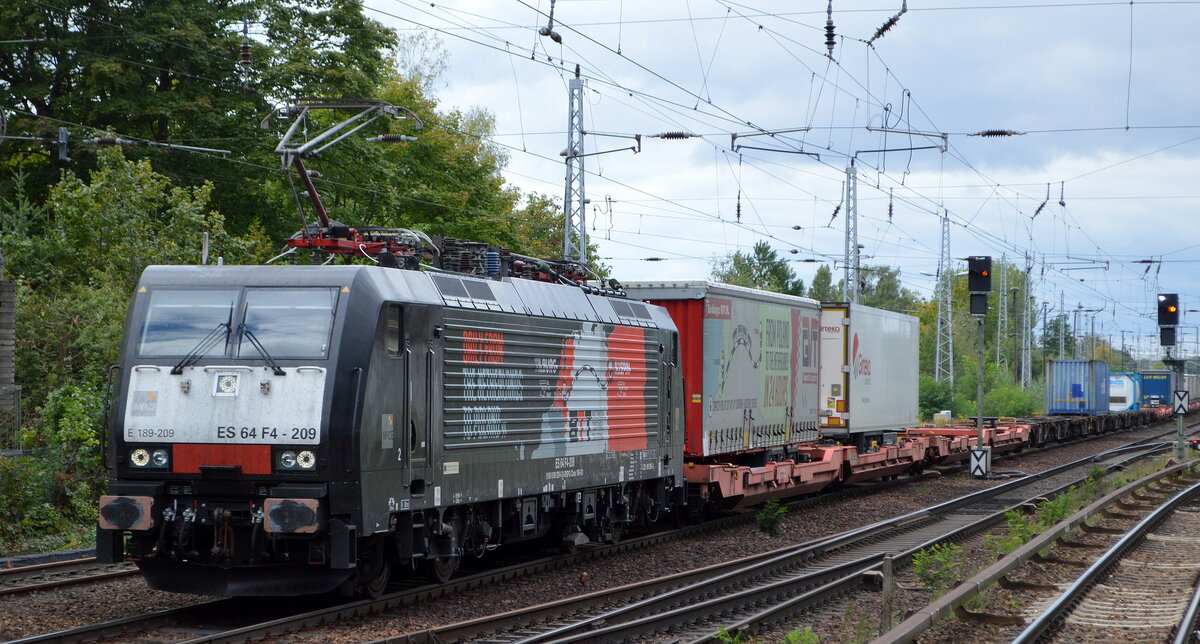 VTG/Retrack mit der MRCE Dispo  ES 64 F4-209  [NVR-Nummer: 91 80 6189 209-0 D-DISPO] und dem Taschenwagenzug aus Tilburg (Niederlande) Richtung Frankfurt/Oder nach Polen am 16.09.21 Berlin Hirschgarten.