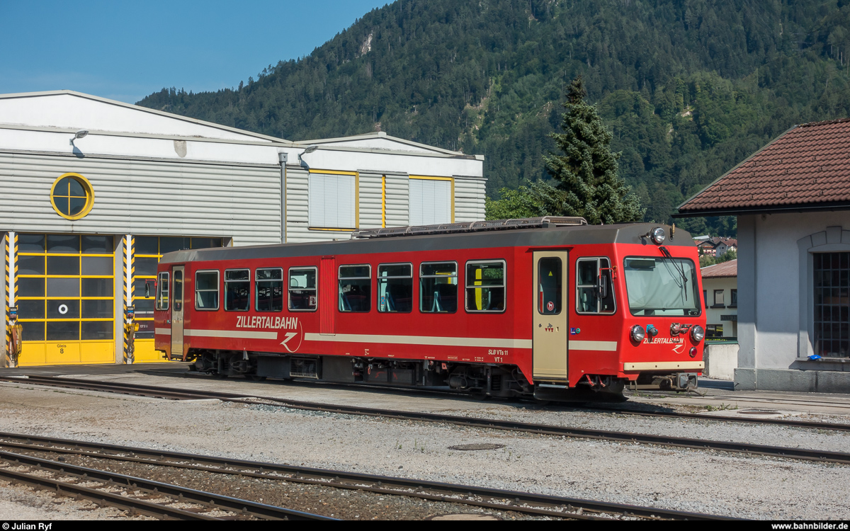 VTs 11 der Pinzgauer Lokalbahn, vermietet an die Zillertalbahn, steht am 26. Juli 2018 in Jenbach vor dem Depot.