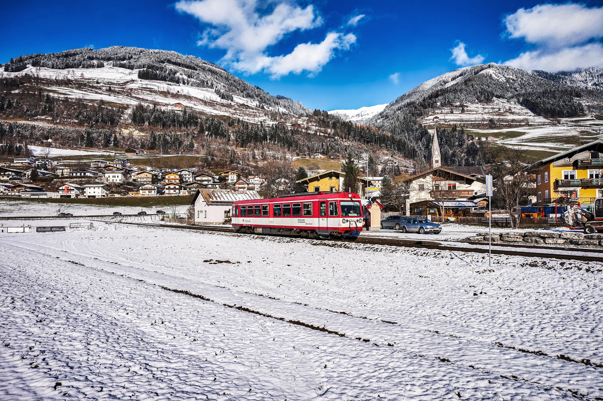 Vts 12 hält als R 3313 (Krimml - Mittersill - Zell am See) im Bahnhof Stuhlfelden.
Aufgenommen am 3.12.2017.