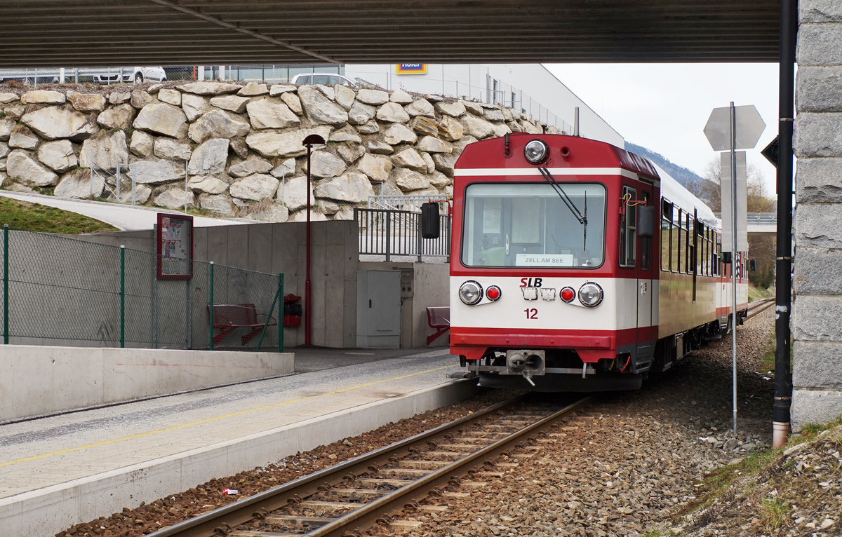 VTs 13 + VTs 12 als R 3323 (Krimml - Zell am See), am 31.3.2016 beim Halt an der 2014 neu eröffneten Haltestelle Mittersill Essiger.