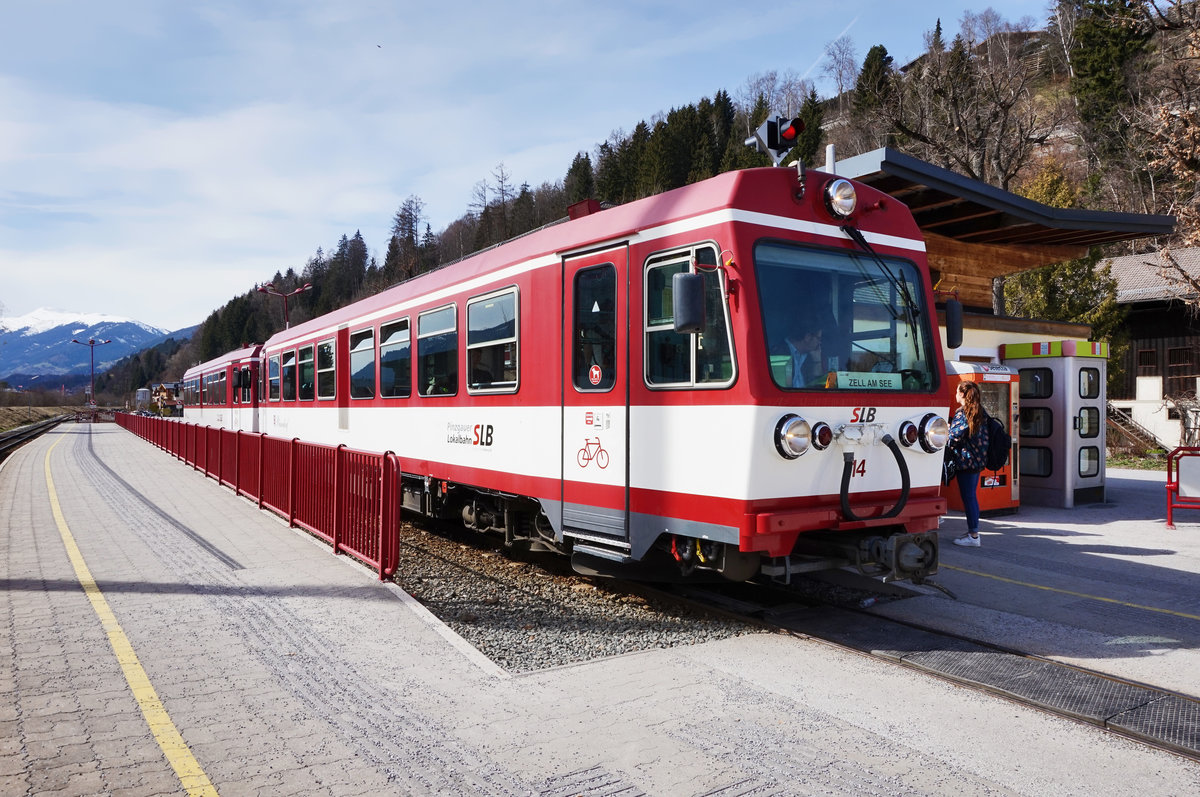 VTs 14 + VTs 16 als R 3321 (Krimml - Zell am See), am 31.3.2016 beim Halt im Bahnhof Mittersill.