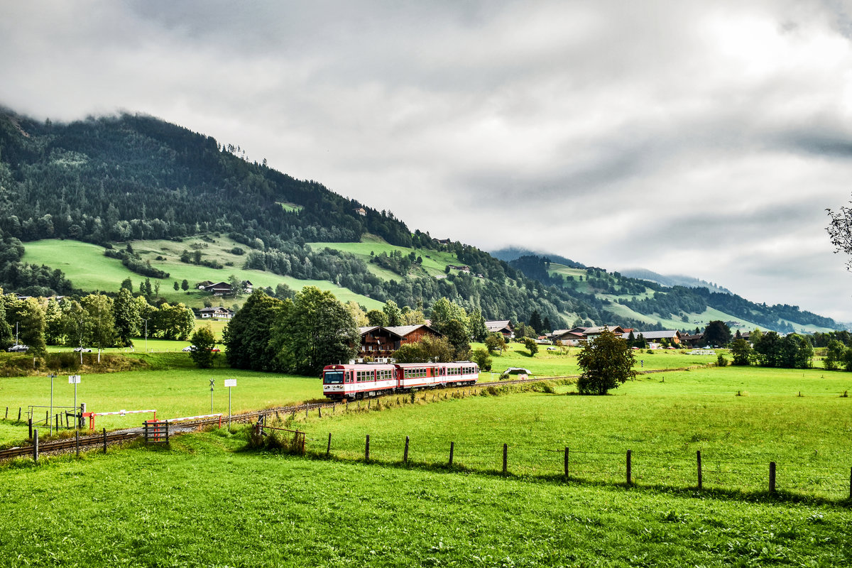 VTs 15 und VTs 14 fahren mit einem VBDs, als R 3310 (Zell am See - Krimml), nahe der Haltestelle Stuhlfelden Siedlung vorüber.
Aufgenommen am 8.9.2018.