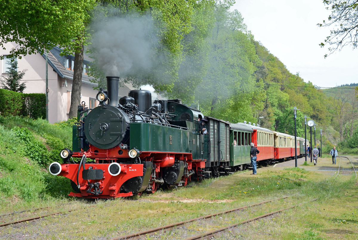 Vulkanexpress der B.E.G.  mit der Mallet 11sm als Zugpferd im Bahnhof Burgbrohl - 02.05.2015