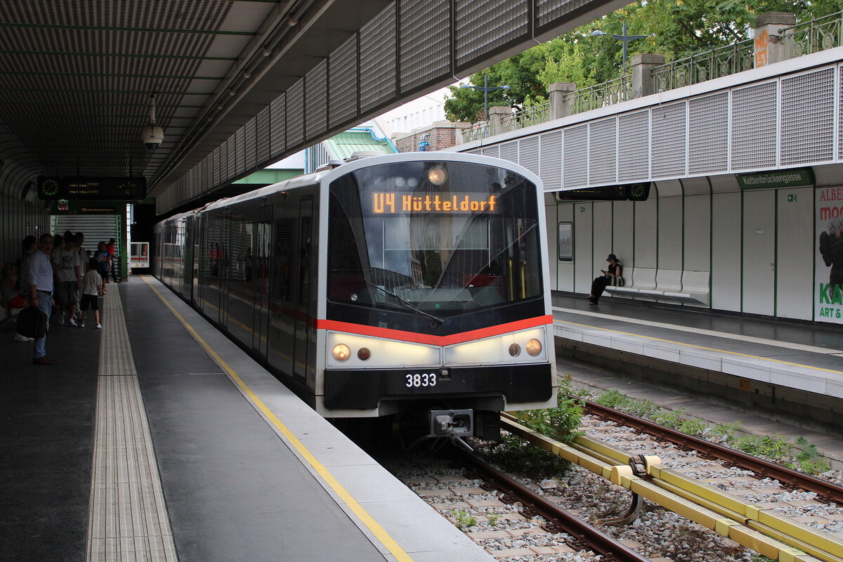V/v Zug 3833 der Wiener Linien als U4 von Wien Mitte-Landstra�e nach H�tteldorf, am 27.07.2026 in Wien Kettengassenbr�cke.