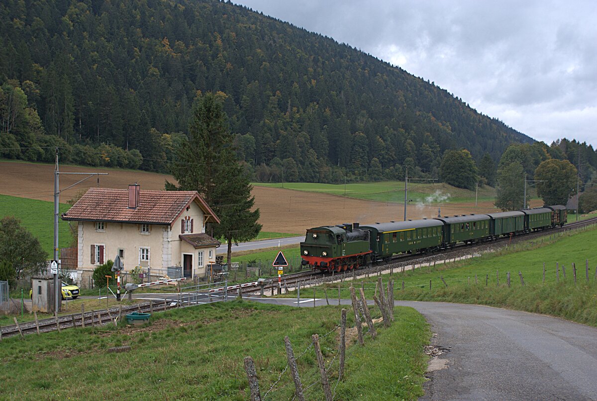 VVT Association Vapeur Val-de-Travers: TKp 16  Śląsk  + AB4 312 + B4 3933 + F4ü 200 + B4 3924 + Gbs 386, Zug Les Verrières-Travers-St-Sulpice, Le Haut-de-la-Tour, 21. September 2025.