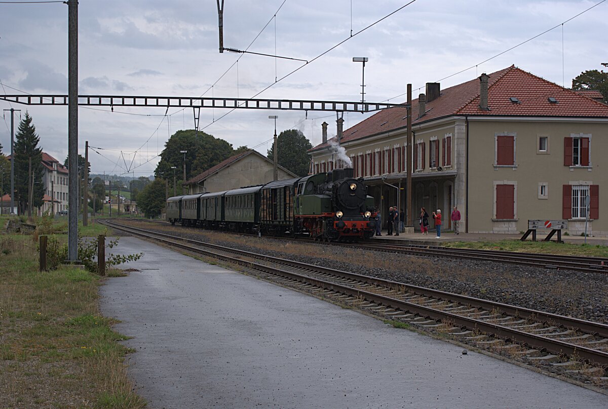 VVT Association Vapeur Val-de-Travers: TKp 16  ŚLąsk  + Gbs 386 + B4 3924 + F4ü 200 + B4 3933 + AB4 312, Zug St-Sulpice-Travers-Les Verrières, Les Verrières, 21. September 2025. Die Gleise der Station Les Verrières sind auf das Notwendigste zurückgebaut. Immerhin wird der Freiverlad (ausserhalb des Bildes) zum Abtransport von Holz per Bahn weitergenutzt.