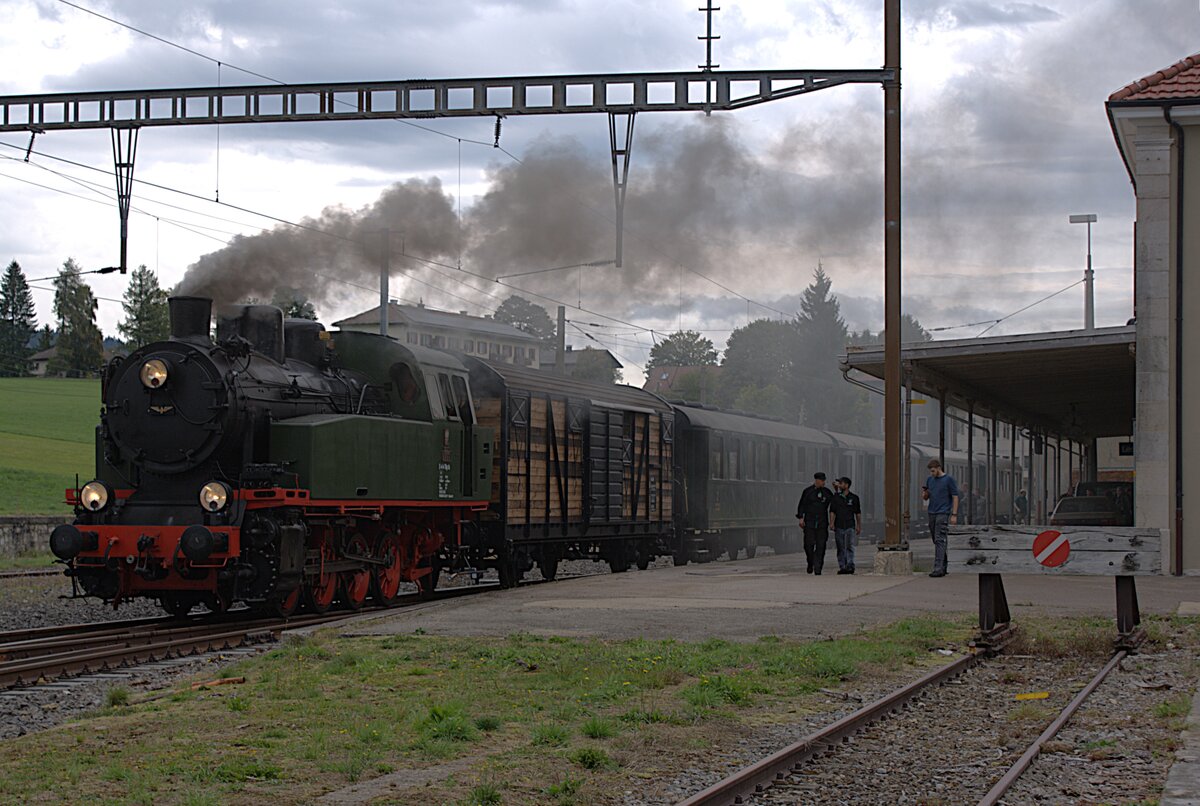 VVT Association Vapeur Val-de-Travers: TKp 16  Śląsk  + Gbs 386 + B4 3924 + F4ü 200 + B4 3933 + AB4 312, Zug St-Sulpice-Travers-Les Verrières, Les Verrières, 21. September 2025. Die Association Vapeur Val-de-Travers feierte am Wochenende 20./21. September 2025 ihr vierzigjähriges Bestehen bei erfreulichem Publikumsinteresse mit Dampfzügen nach Travers und Les Verrières und einer Festwirtschaft im Depot in St-Sulpice (NE). 