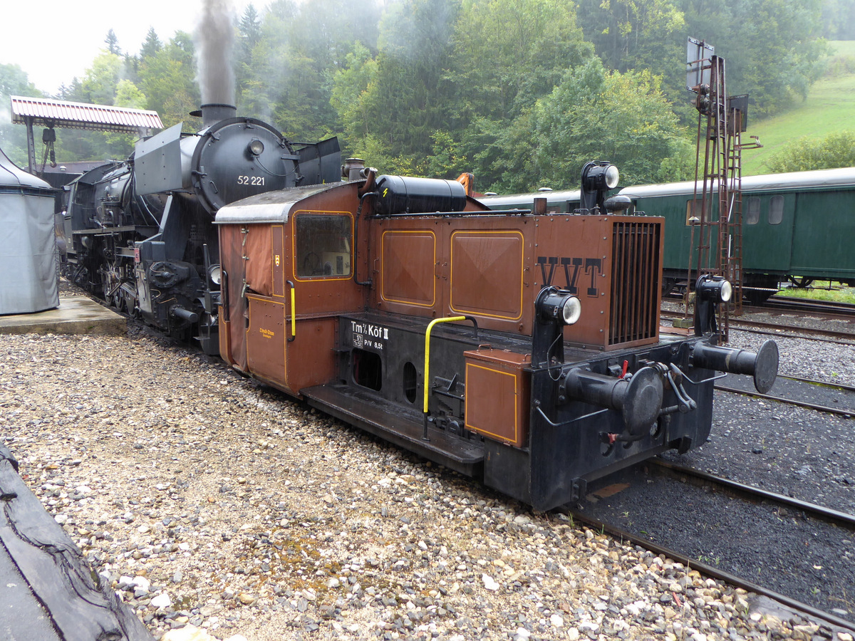VVT - Köf II  Tm2/2 vor Lok 52 221 bei strömenden Regen vor dem Depot der VVT in St.Sulpice am 05.10.2019