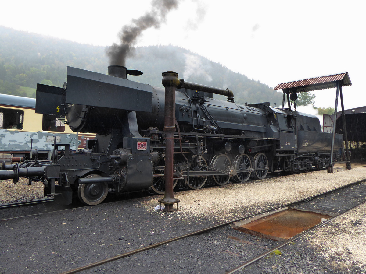 VVT - Lok 52 221 bei strömenden Regen vor dem Depot der VVT in St.Sulpice am 05.10.2019