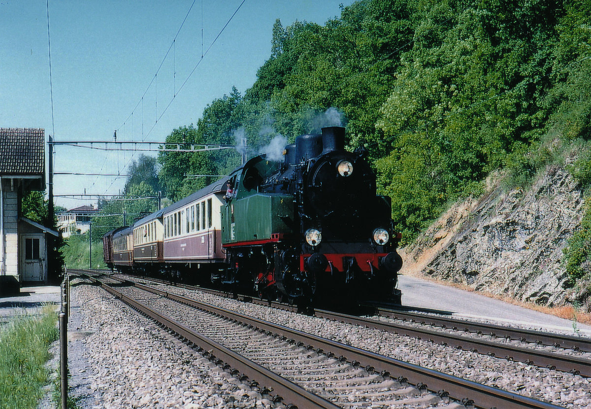 VVT: Sonderfahrt an den Bielersee im Juli 1999 mit der E 4/4 TKP 16 Slask, Baujahr 1952.
Diese Aufnahme des Dampfzuges von Vapeur Val-de-Travers entstand in der Gegend von Cressier NE.
Die Dampflok aus Polen befindet sich zur Zeit in Revision.
Foto: Walter Ruetsch 