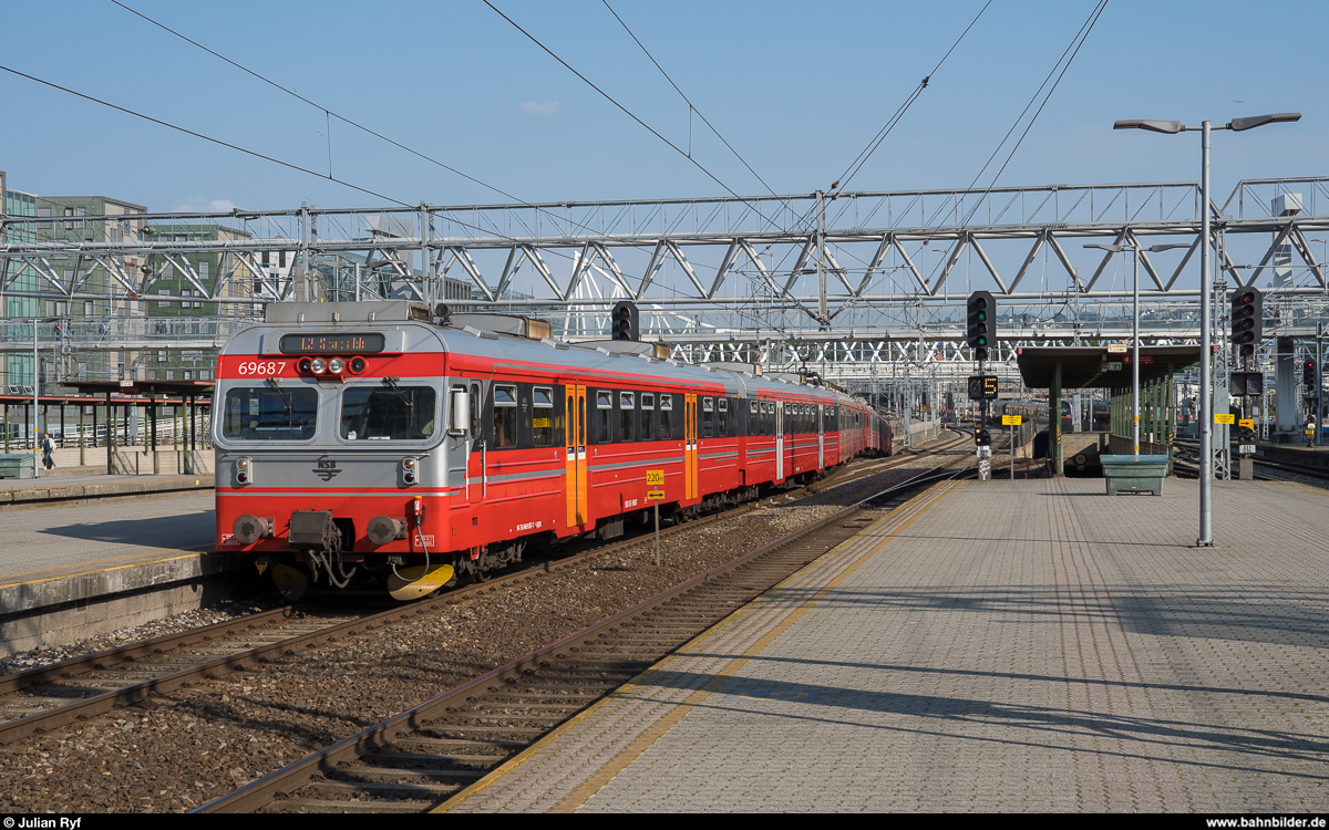 Vy BM 69 687 erreicht am 27. August 2019 auf der Linie 2 der S-Bahn Oslo den Bahnhof Oslo S.