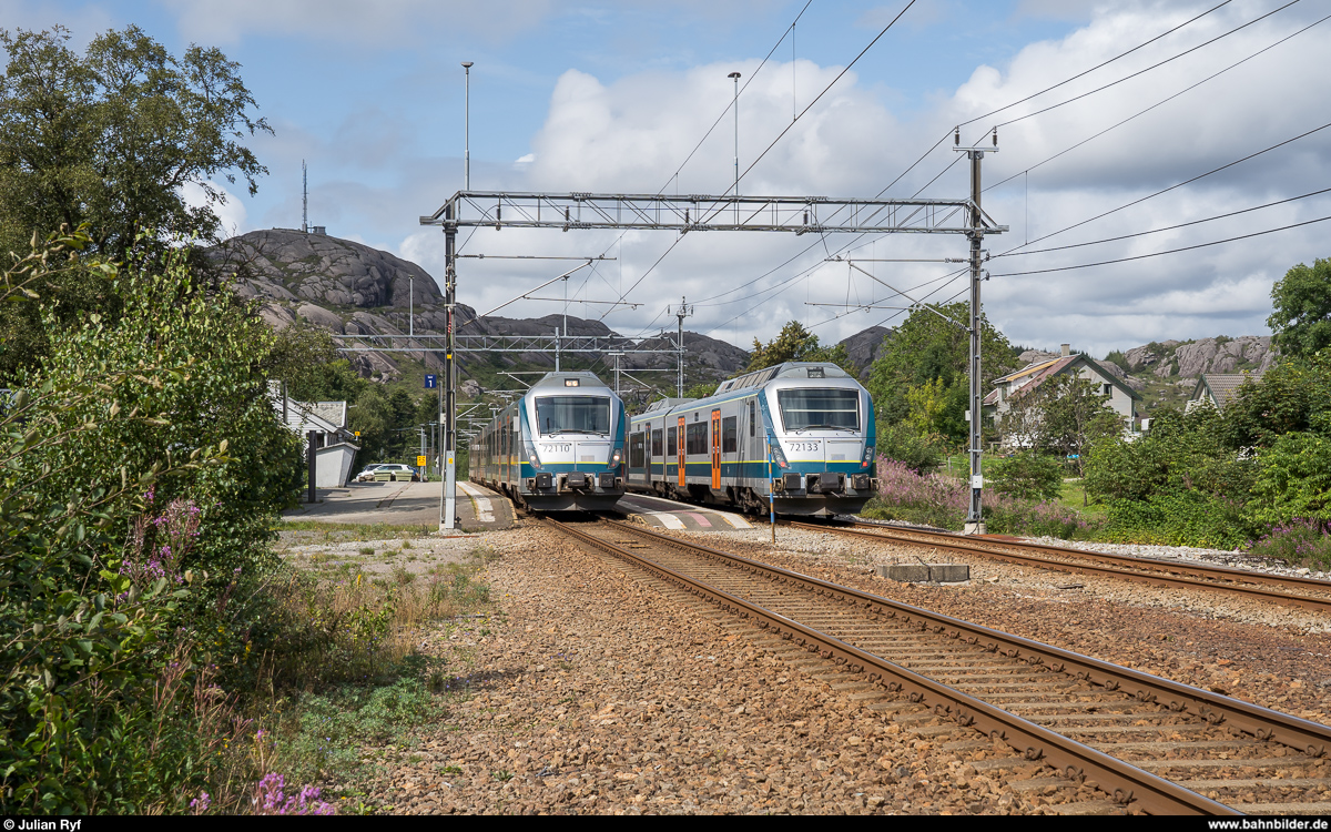 Vy BM 72 110 und 133 als Lokaltog Stavanger - Egersund und in die Gegenrichtung kreuzen sich am 20. August 2019 im Bahnhof Hellvik.