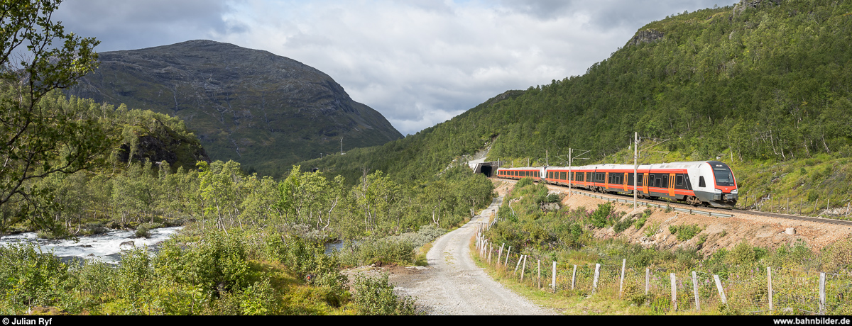 Vy BM 75 163 mit einem weiteren BM 75 am 23. August 2019 als Lokaltog Bergen - Myrdal zwischen Ørneberget und Vieren.