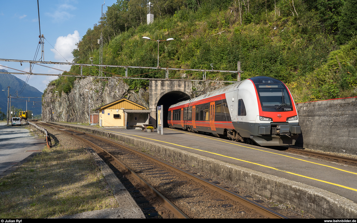 Vy BM 75 566 auf dem Weg als Lokaltog von Bergen nach Voss am 25. August 2019 im Bahnhof Trengereid. Das Regelgleis 1 des Bahnhofs Trengereid liegt zum grössten Teil im Hananipa-Tunnel, während das nur bei Kreuzungen verwendete Gleis 2 fast komplett ausserhalb liegt und erst ein paar 100 Meter weiter in den Tunnel einbiegt.