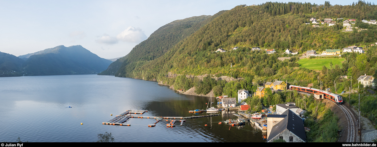 Vy BM 75 572 als Lokaltog Myrdal - Bergen am 25. August 2019 in Trengereid.