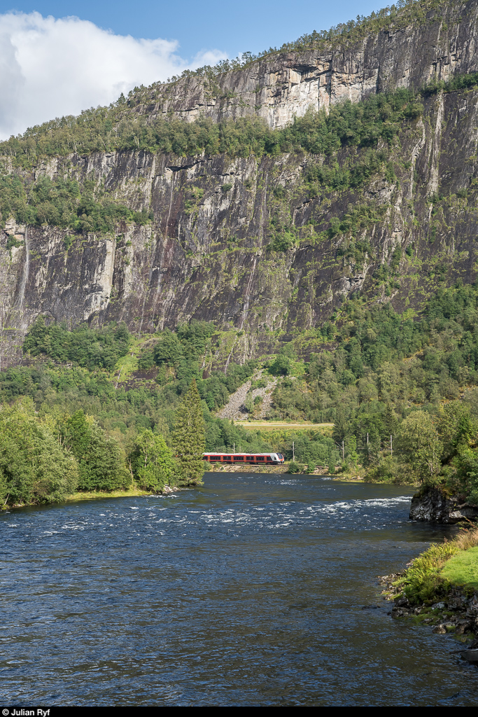 Vy BM 75 als Lokaltog Bergen - Voss am 22. August 2019 bei Bolstadøyri.