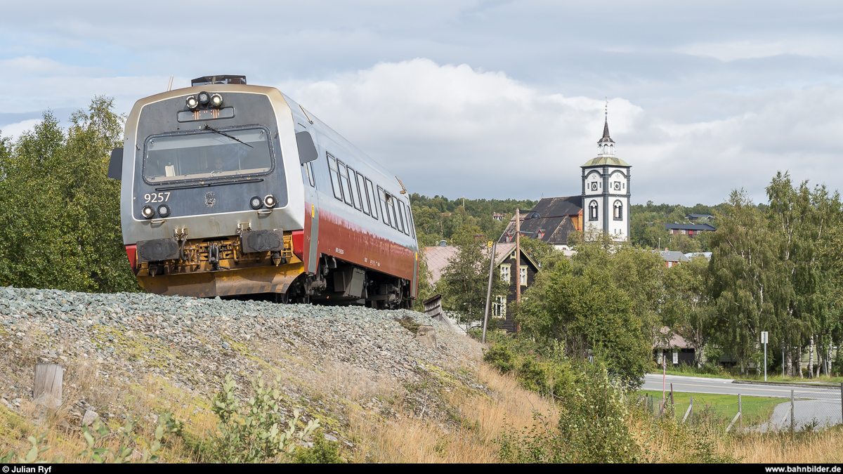 Vy BM 92 57 verlässt am 30. August 2019 Røros als Regiontog Trondheim - Hamar.