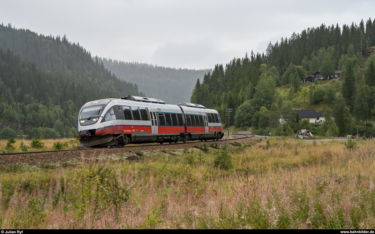 Vy BM 93 05 am 2. September 2019 als Regiontog Bodø - Mosjøen zwischen Skonseng und Mo i Rana.