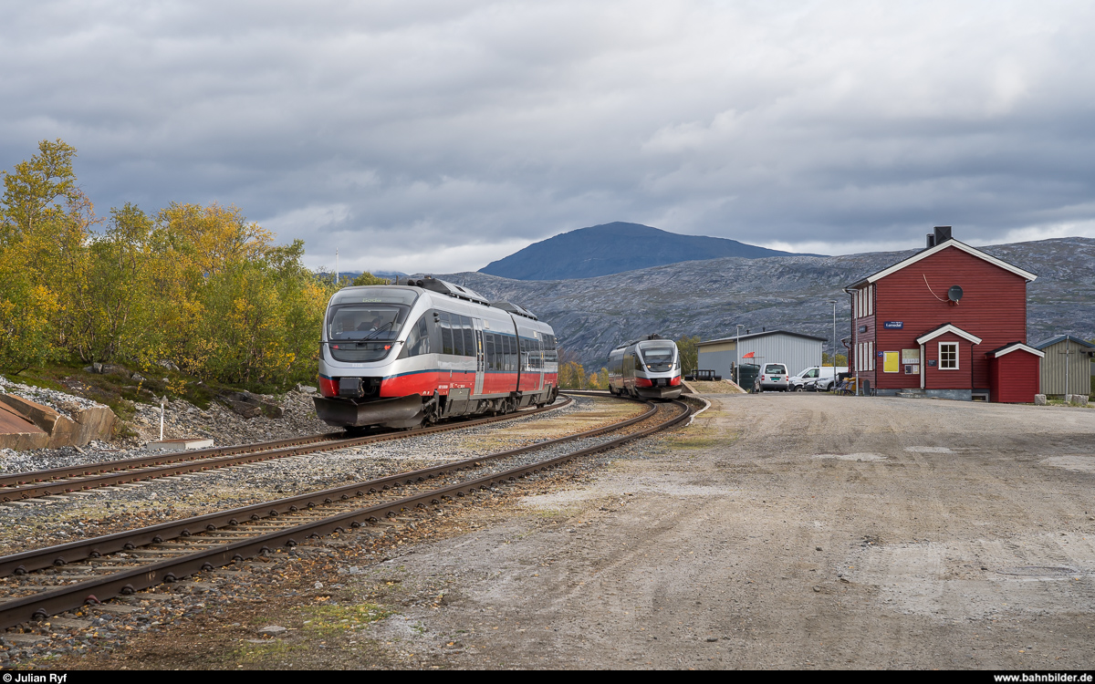 Vy BM 93 08 als Regiontog Mosjøen - Bodø und BM 93 09 in der Gegenrichtung kreuzen sich am 3. September 2019 in Lønsdal. Im Gegensatz zum Vorabend ist diesmal der nordwärts fahrende Zug direkt auf das perronlose Gleis eingefahren, da offenbar niemand aussteigen wollte.