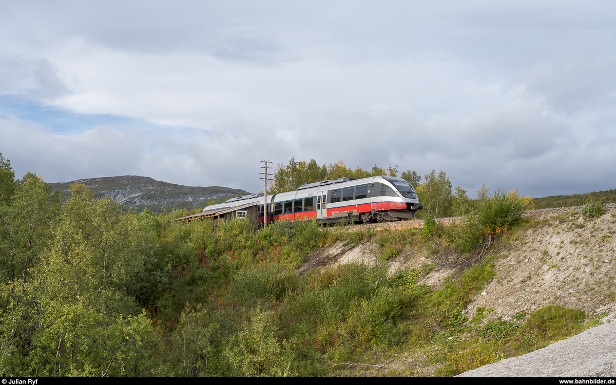 Vy BM 93 08 am 3. September 2019 als Regiontog Mosjøen - Bodø bei der Einfahrt in den Bahnhof Lønsdal.