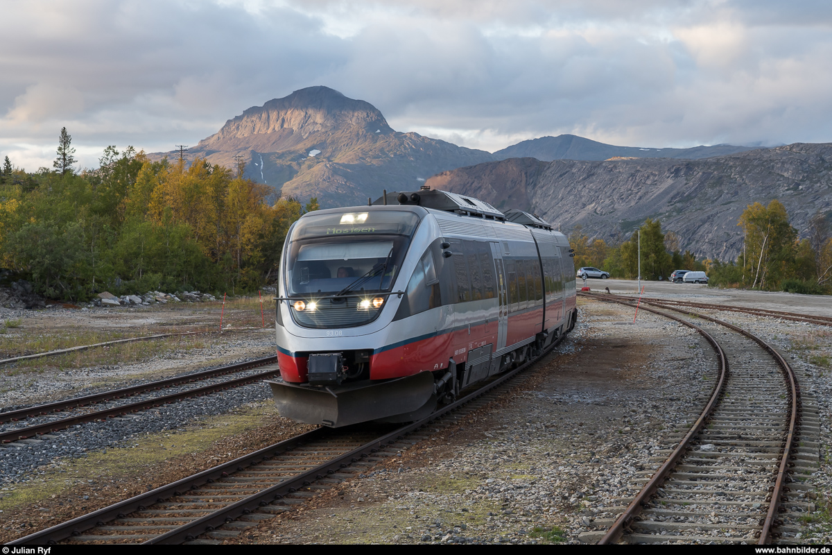 Vy BM 93 08 erreicht am Abend des 2. September 2019 als Regiontog Bodø - Mosjøen den Bahnhof Lønsdal.