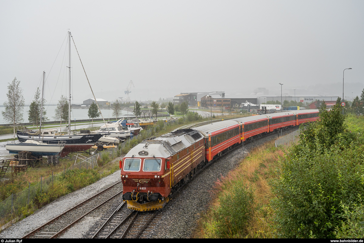 Vy Di 4 651 mit dem Tageszug von Bodø nach Trondheim am 1. September 2019 kurz vor dem Bahnhof Mo i Rana.