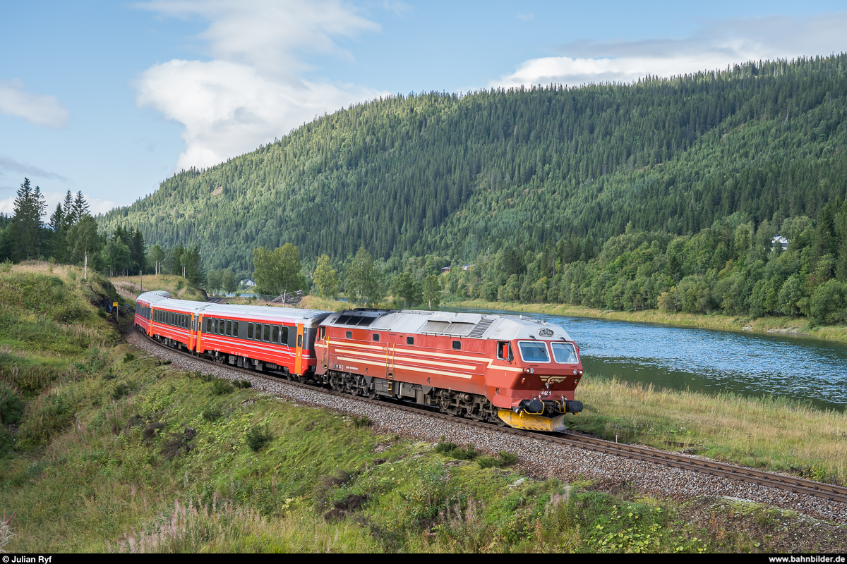 Vy Di 4 651 mit Tagzug Trondheim - Bodø am 2. September 2019 zwischen Mo i Rana und Skonseng.