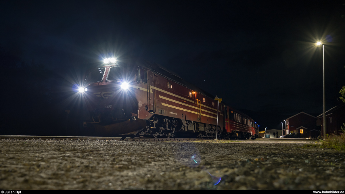 Vy Di 4 651 mit Nachtzug Bodø - Trondheim am 2. September 2019 im Bahnhof Lønsdal.