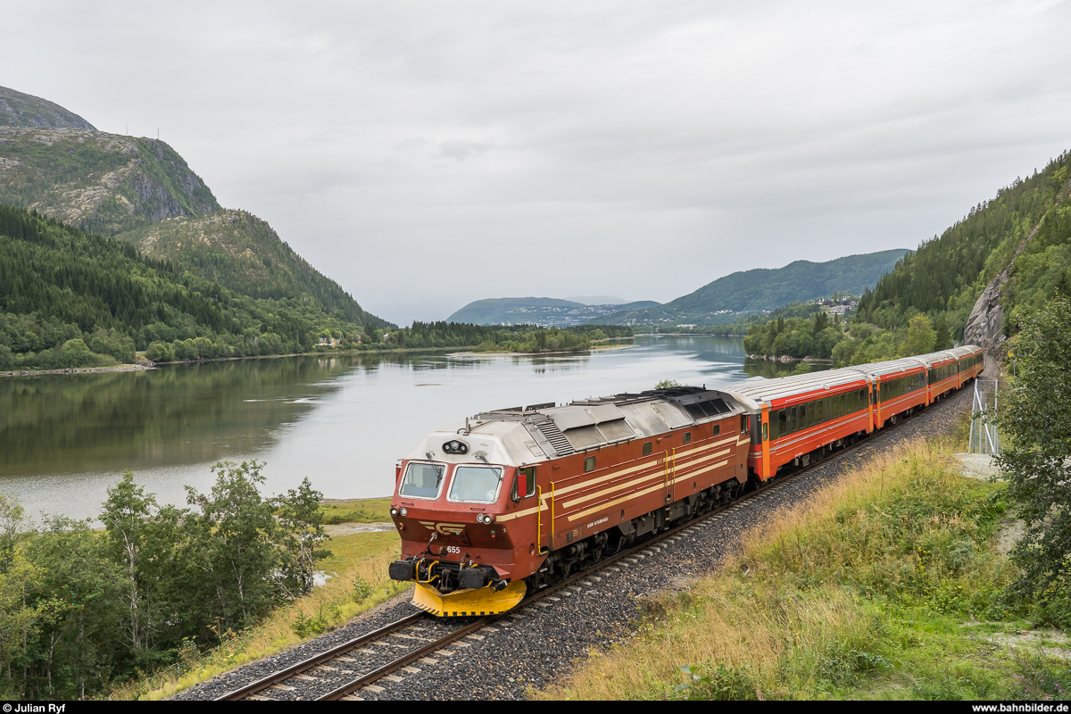 Vy Di 4 655 mit dem Tageszug von Bodø nach Trondheim am 31. August 2019 an der Vefsna südlich von Mosjøen.