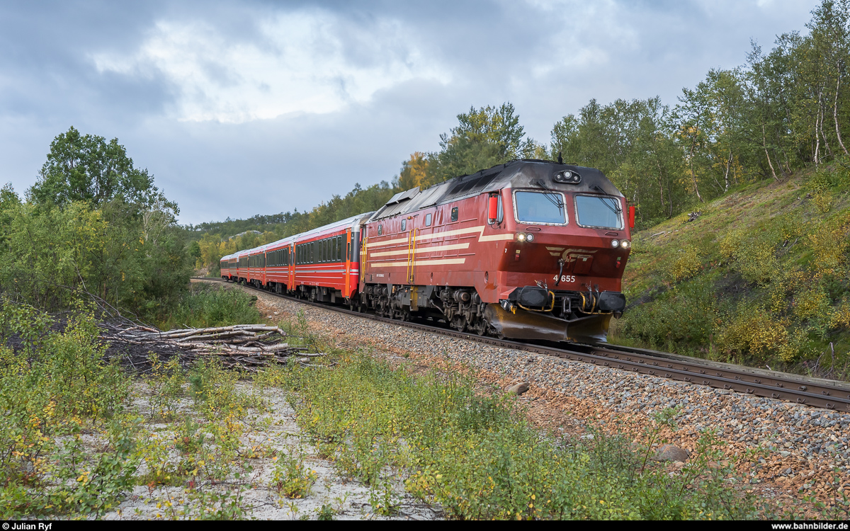 Vy Di 4 655 mit dem Nachtzug Trondheim - Bodø am Morgen des 3. September 2019 kurz vor Lønsdal. Die Lok fährt ausnahmsweise mit dem Führerstand 1 voraus. Normalerweise werden die Di 4 in Trondheim und Bodø gedreht, damit immer der Führerstand 2 vorne ist. Diese befindet sich weiter vom Motor entfernt und ist entsprechend leiser.