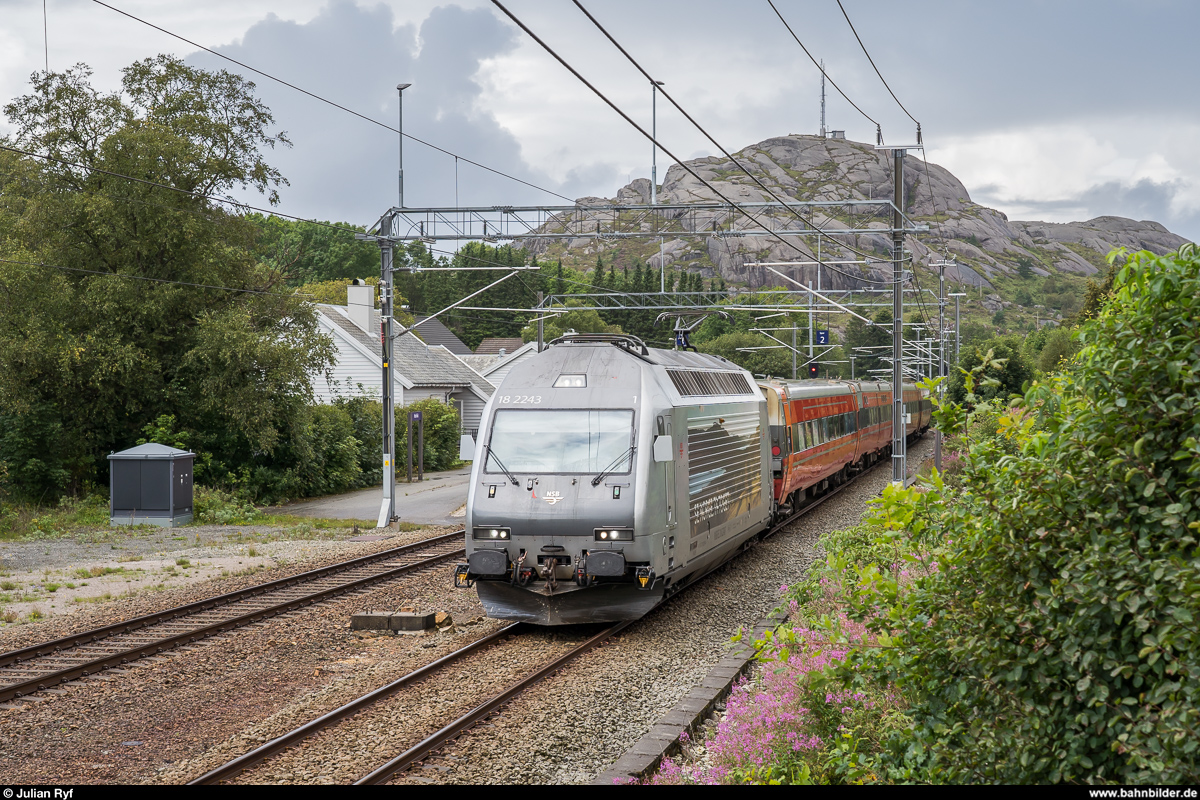 Vy El 18 2243 mit Regiontog Stavanger - Oslo am 20. August 2019 im Bahnhof Hellvik.