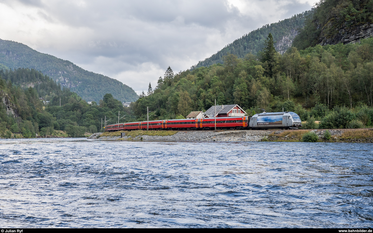 Vy El 18 2245 mit Regiontog Oslo - Bergen am 22. August 2019 zwischen Evanger und Bolstadøyri.
