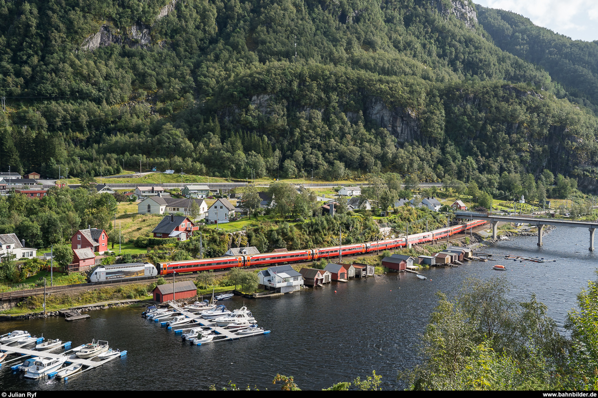 Vy El 18 2247 am 22. August 2019 mit Regiontog Bergen - Oslo bei Stanghelle.