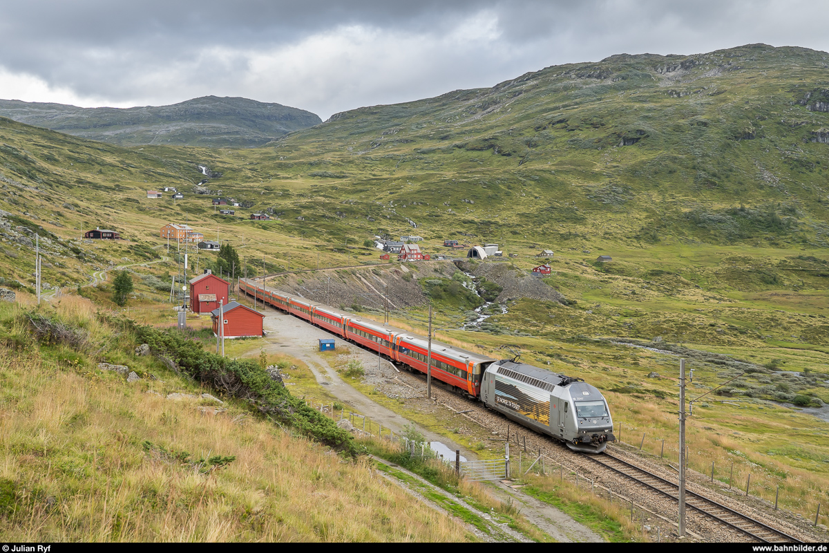 Vy El 18 2247 mit Regiontog Oslo - Bergen am 23. August 2019 bei der Durchfahrt des Bahnhofs Upsete gleich nach Verlassen des Gravhalstunnels.