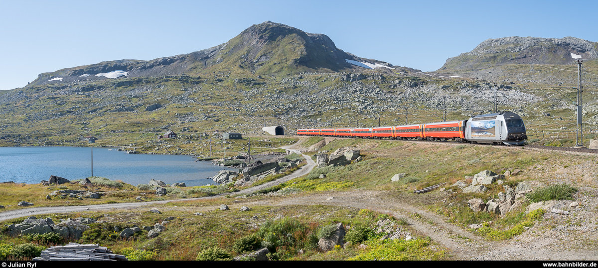 Vy El 18 2247 mit Regiontog Bergen - Oslo am 26. August 2019 beim Verlassen des 10,3 km langen Finsetunnels.
