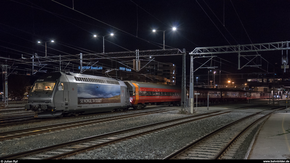 Vy El 18 2248 schiebt am Abend des 30. August 2019 den Nachtzug nach Oslo in den Bahnhof von Trondheim ein.