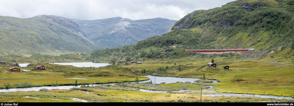 Vy El 18 2251 mit Regiontog Bergen - Oslo am 23. August 2019 zwischen Vieren und Upsete.
