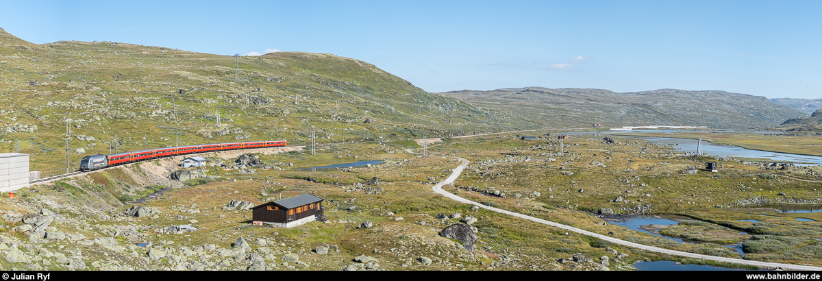 Vy El 18 2251 mit Regiontog Oslo - Bergen am 26. August 2019 kurz vor Erreichen des Bahnhofs Finse.