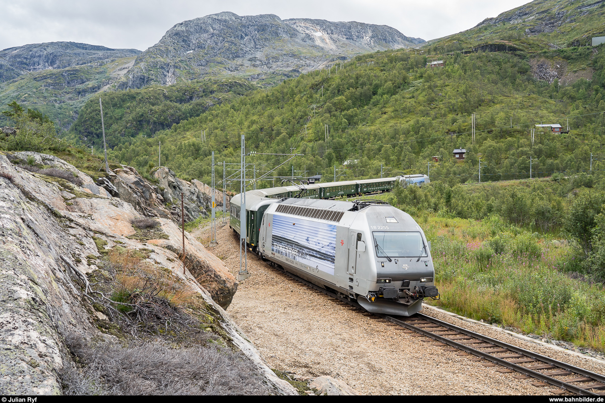 Vy El 18 2253 und 2255 mit einem Zug der Flåmbahn von Myrdal nach Flåm am 24. August 2019 zwischen den Stationen Vatnahalsen und Reinunga.