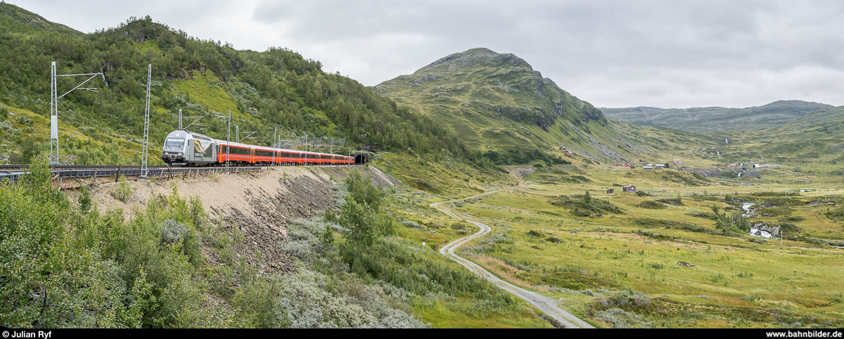 Vy El 18 2260 mit Regiontog Oslo - Voss am 23. August 2019 zwischen Upsete und Vieren.