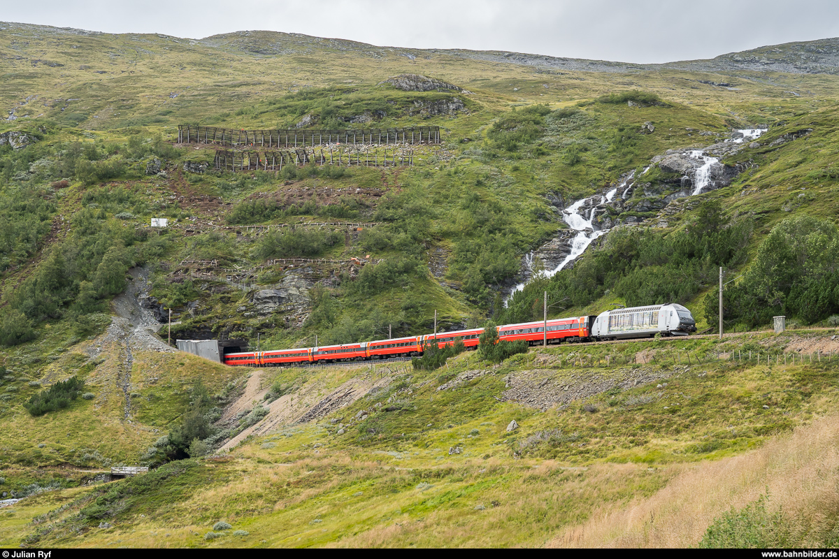 Vy El 18 2260 mit Regiontog Oslo - Voss am 23. August 2019 zwischen Upsete und Vieren.